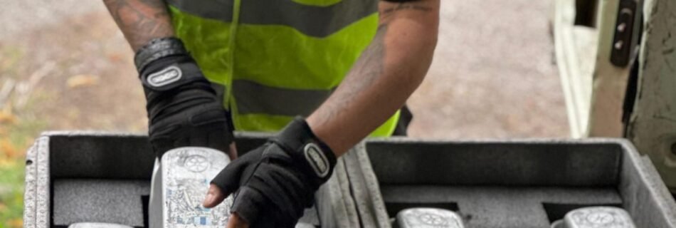 binny battery swap gloves close.jpg