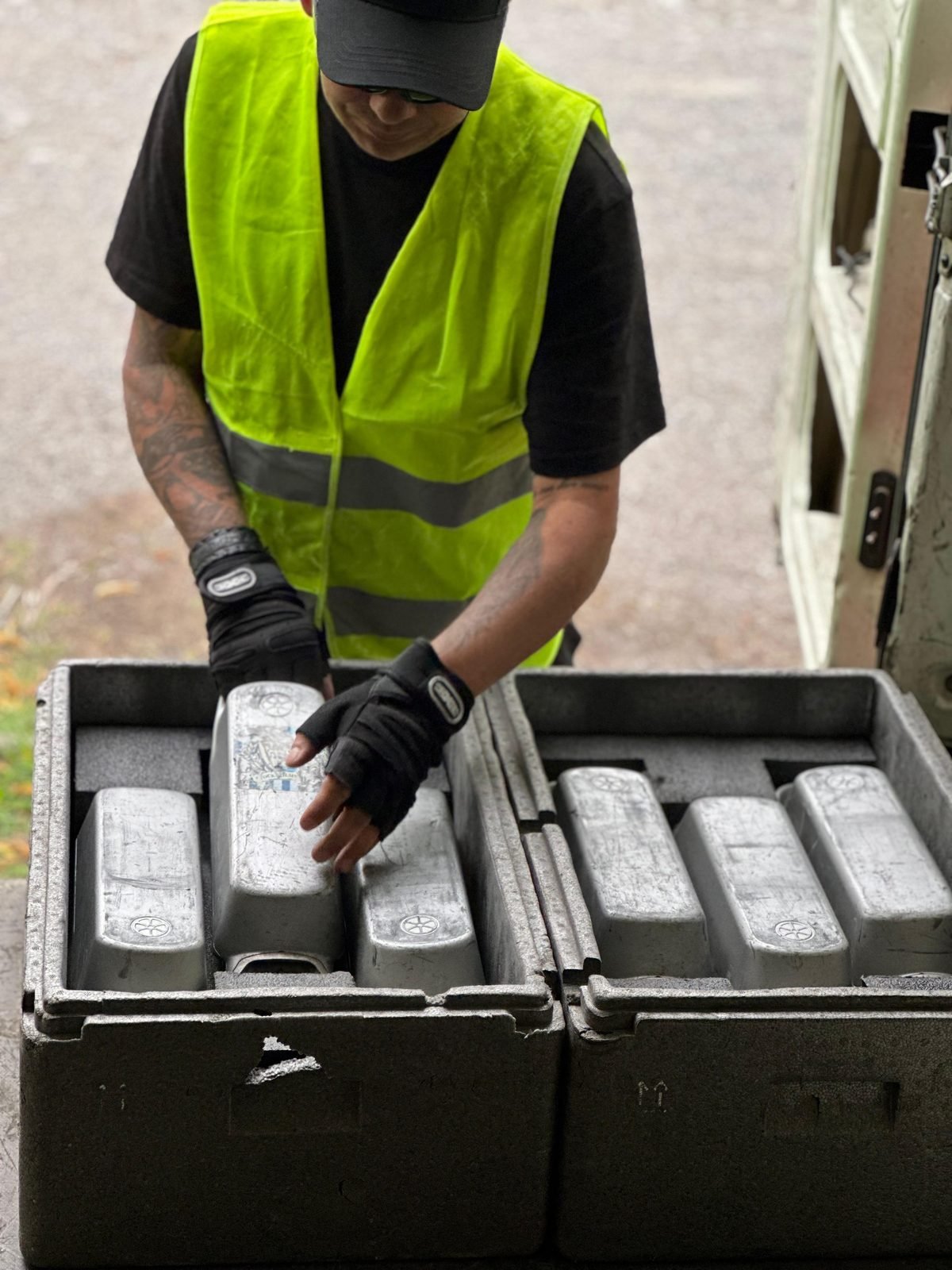 Binny Mobility field technician handling swap batteries
