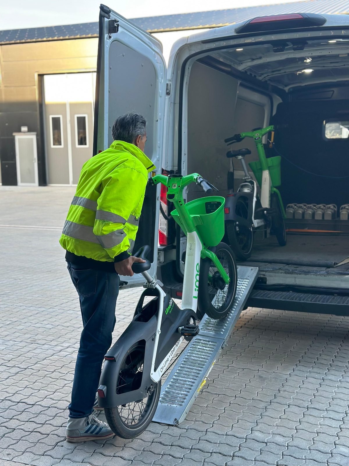 Binny Mobility retrieval van loaded with e-bikes